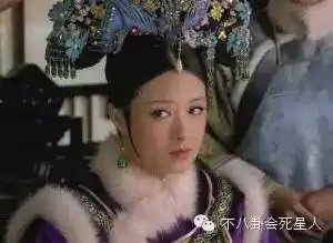  蒋欣再怎么扎半丸子头卖萌,脸上也是老态尽显了