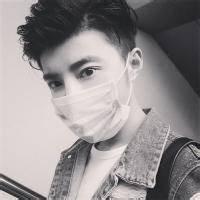  男生戴口罩黑白头像
