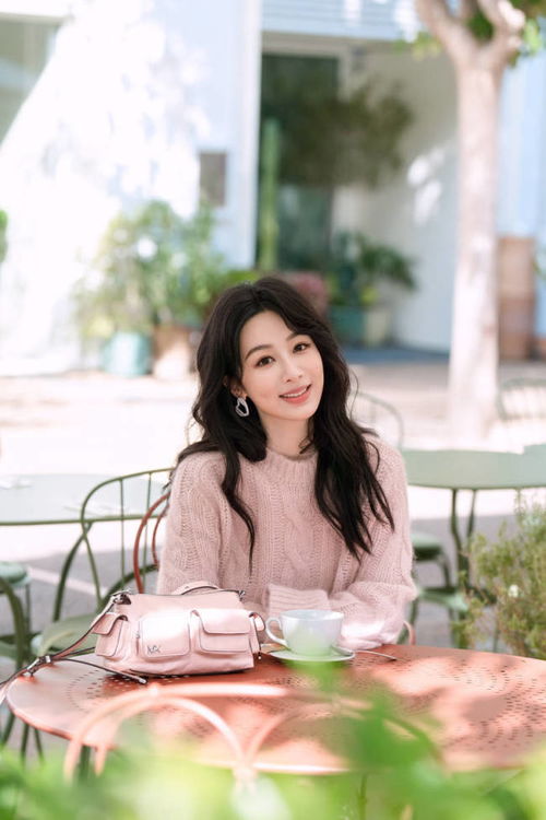  杨紫穿粉色毛衣化身元气少女甜笑表情灵动好活泼