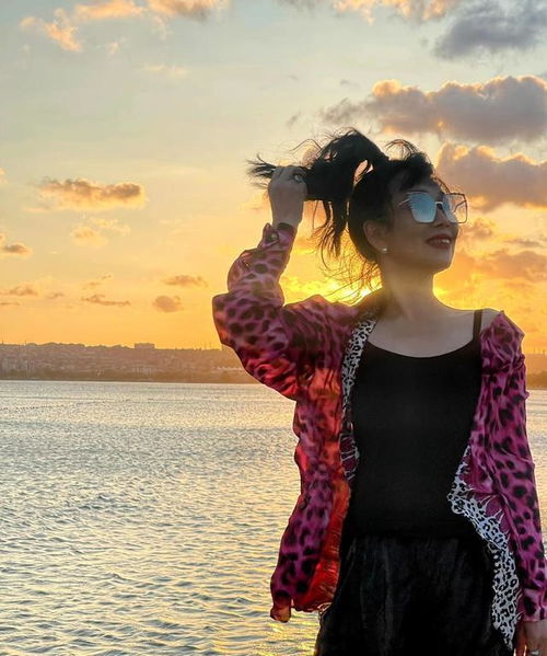  张馨予妈妈爆火出圈穿豹纹跟女儿海边度假拍大片,身材比女儿辣