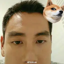  彭于晏是爱上自拍还是自毁鼻孔特写和抬头纹同个动作上瘾