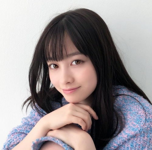 24岁内地美女数学老师红出国际,被热捧为中国版桥本环奈