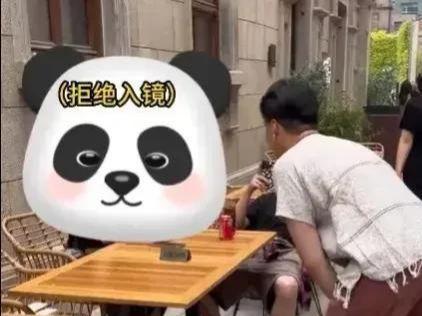  王思聪接受街头采访,被问当天为何不上班,王总表情疑惑逗笑众人