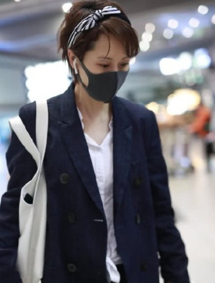  海清终于开窍头带蝴蝶结嫩回少女,41岁的人20岁的心