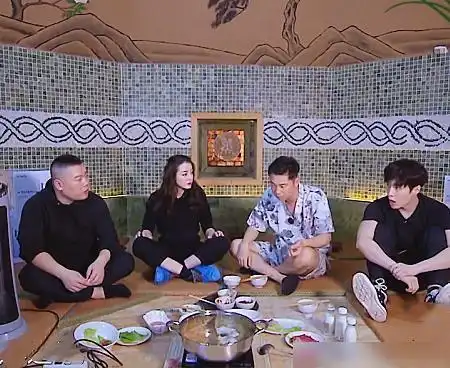  热巴看到奶茶咖啡火锅时,谁注意她的表情镜头可还拍着呢