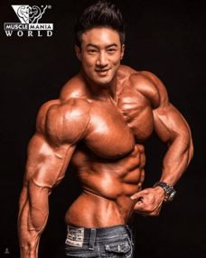  亚洲兽化人黄哲勋的肌肉又大一个号,这身材要撑爆