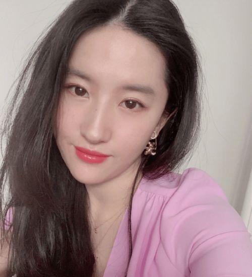  刘亦菲活跃像假号,穿新衣打马赛克,得知原因网友唏嘘天仙也寒酸
