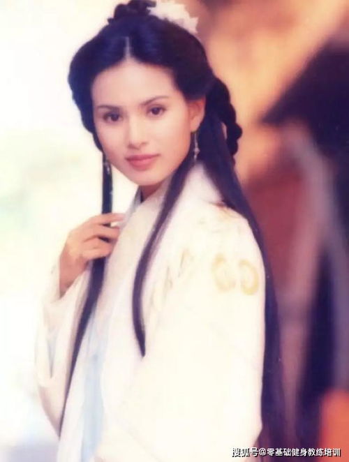 24年前的小龙女如今53岁李若彤狂秀腹肌