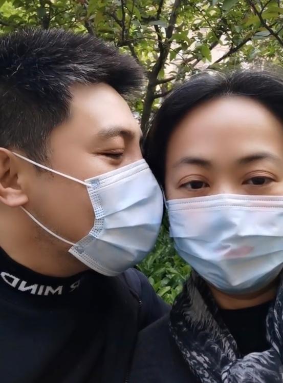  孙涛罕秀恩爱,与娇妻脸贴脸羞涩献吻,女方表情淡定仿佛习以为常