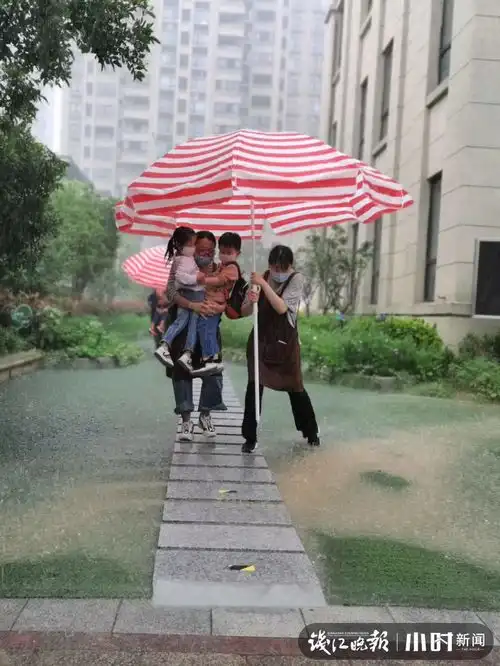  暴雨天,宁波一幼儿园这组伞照刷屏,很多人看完默默感动