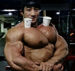  黄哲勋的胸肌可以放杯子,威武精壮的身材让妹子安全感爆棚