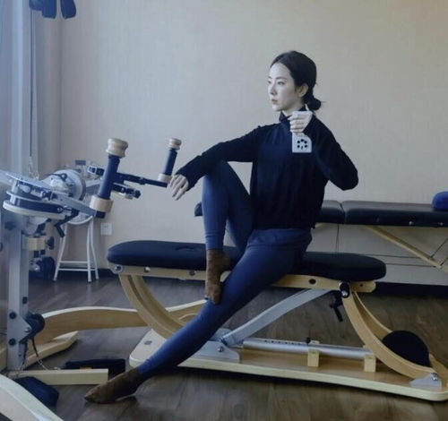  才女李思思晒素颜健身照,坐姿挺拔表情严肃,一双袜子上千块