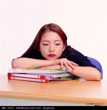  趴在文件上的女人图片职业人物红动图爸