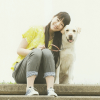  牵小狗的女生头像