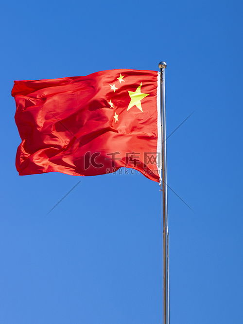  蓝天飘扬的五星红旗摄影图高清摄影大图千库网