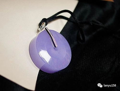 翡翠平安扣中间的孔大,和田玉的孔小,为什么