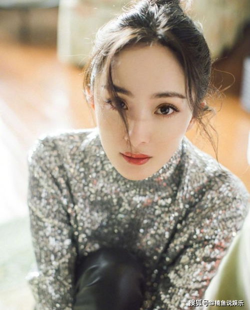  口罩还能这样戴杨幂亮片毛衣搭配钻石口罩,妥妥的闪光少女