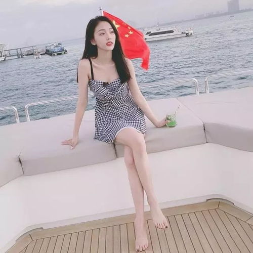  吴宣仪晒私服照,穿粉色卫衣牛仔裤,背3万4的包包高调又甜美