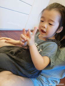  组图王栎鑫老婆晒儿子女儿日常照两萌娃肤色白皙像爸爸