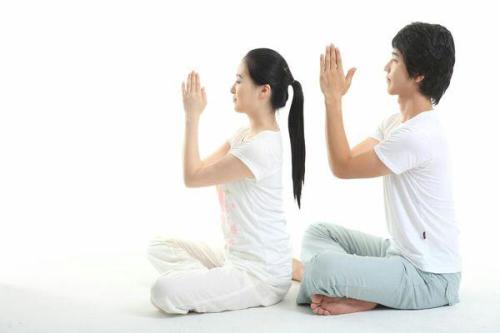  求图片一个盘腿而坐的人男的,头顶有喜怒哀乐各种表情,不带宗教的,谢谢