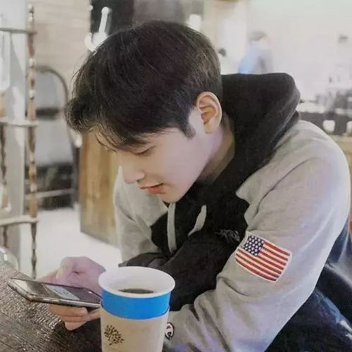  今日份头像躺着,会看见星空呢
