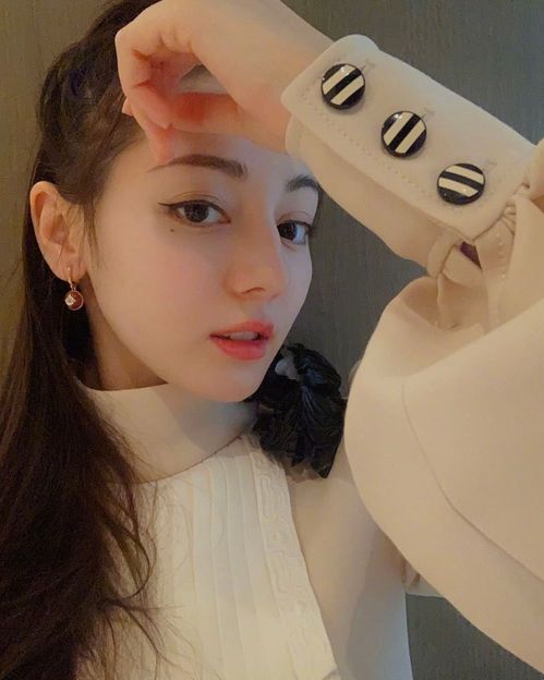  迪丽热巴久违晒自拍,戴口罩似元气少女,看清文案,粉丝表示很慌