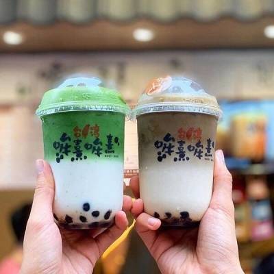  好看的女头奶茶拿着奶茶的女生头像