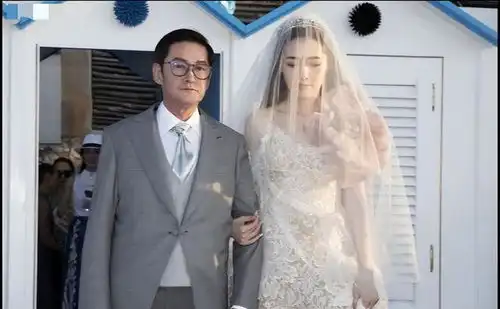  张萌了红毯现场胸衣带崩断,热巴恨天高踩到裙子,一动作机智封神