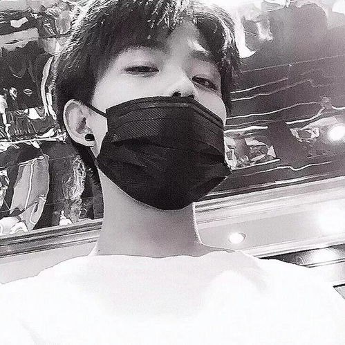  qq情侣头像双人头一张照片上男的露出半张脸女的也露出半张脸的