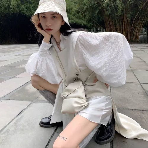 头像图片女孩真人衣服