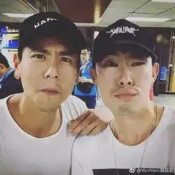  大猪蹄子自拍有三宝严肃撇嘴越丑越好