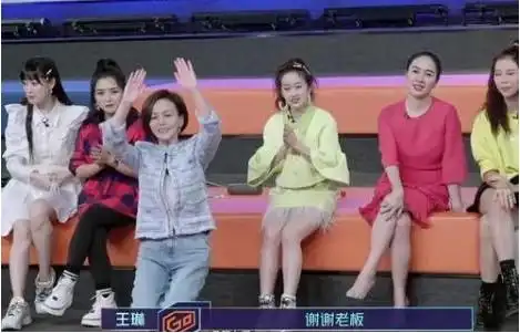  50岁雪姨为黄奕下跪,嘉宾变脸场面失控,网友豁出去老脸