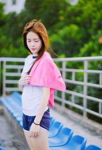  美女欣赏清纯运动美女户外图片