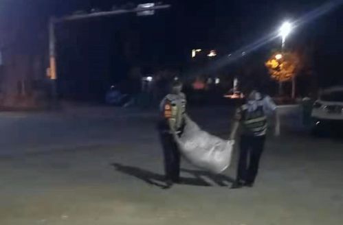  吉水警察在马路中央捡到一包货后