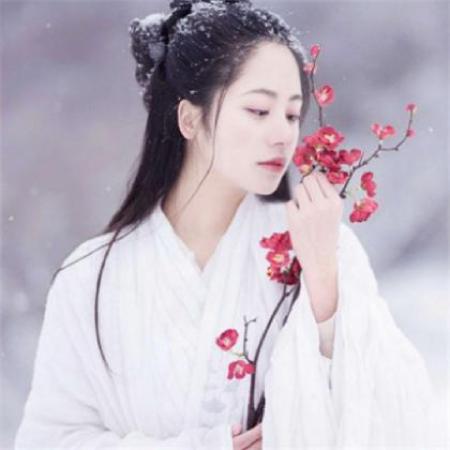  好看的微信古风头像女,手拿桃花冷艳无比