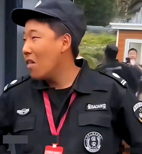 闹大了男子带6岁女儿景区上厕所,保安横拦要买票,景区回应