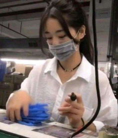  最美工厂妹网上走红,露出真容后,网友表示一嘴毁所有