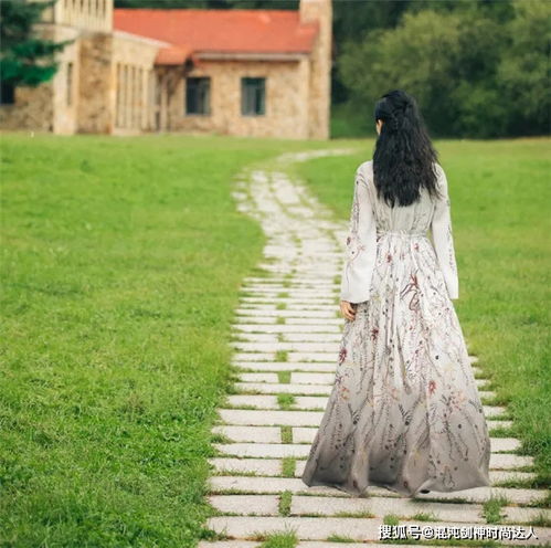  女人到了50岁想摆脱大妈感,试试咏梅的冬日穿搭,时髦又高级