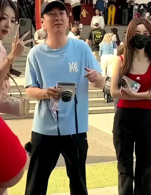  王思聪不受私生子风波影响,现身日本街头搂美女外出,心情大好