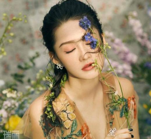  李沁封面新照好惊艳夏日花仙子造型太少女,与花为舞随风绽放
