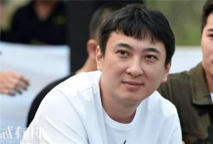  继吃热狗之后王思聪又被拍到吃玉米,他的表情包也是自成一派
