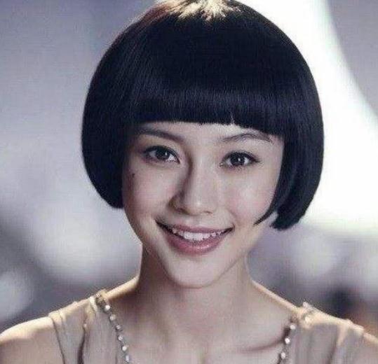  赵丽颖齐刘海,唐嫣齐刘海,刘亦菲齐刘海,网友都输给了她杨颖