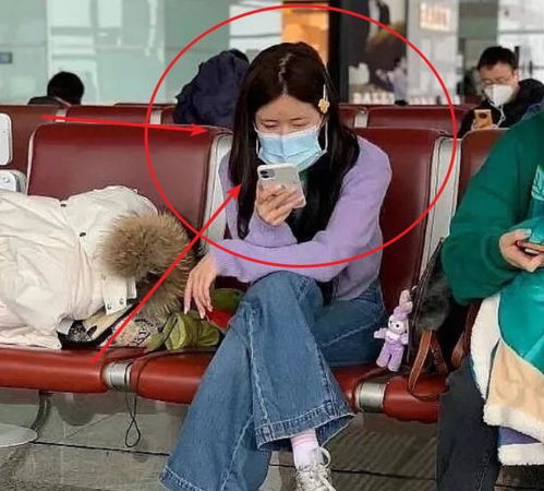  赵露思又翻车,机场戴鞠婧祎同款大口罩,难道也是为彰显脸小