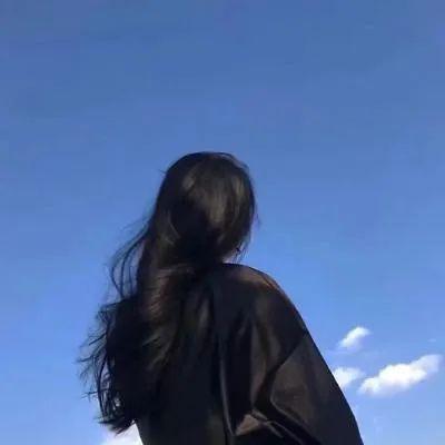  青听被发丝缠绕的女孩