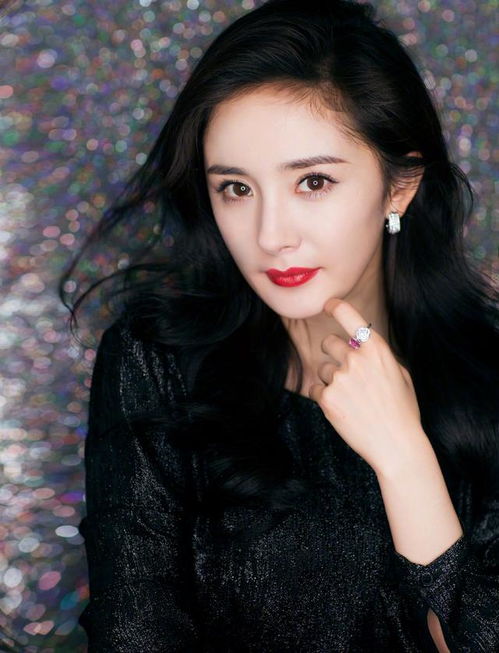  鞠婧练习尤克里里关晓彤健身,疫情之下,明星都在家里干点啥