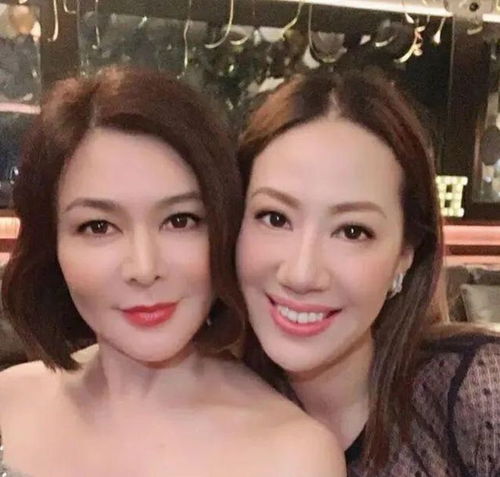  关之琳出席庆生派对穿咖色毛衫戴俩手镯很时髦,寿星被众星捧月