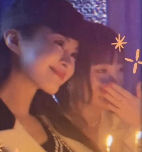  李小璐送闺蜜1599朵玫瑰花合影站旁边依旧抢镜,人比花娇