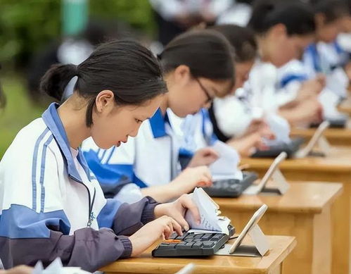  职校生也能穿学士服四川一高校安排毕业生吃席,却因穿着引争议