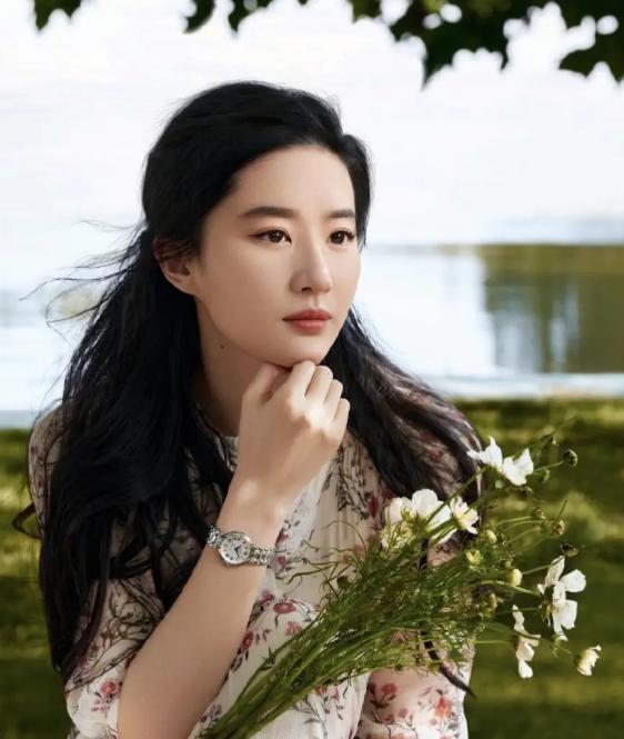  杨采钰成过去刘亦菲干爹与美女搂肩热聊,38岁成富豪45岁蹲大狱
