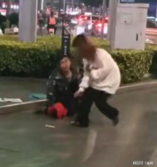  愤怒广西女子拳打脚踢街边乞讨的残疾人,抢走其讨来的钱撕碎
